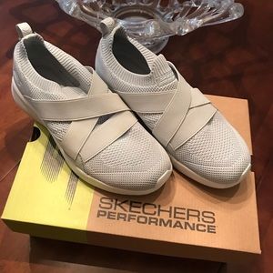 SKECHERS GOWALK - TRENDY shoes. Sz 8.